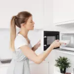 Не только для разогрева: 7 полезных способов использовать микроволновку