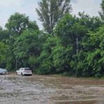 (ФОТО, ВИДЕО) Непогода в Молдове: в Кишиневе затопило улицы, в районах перекрыли дороги