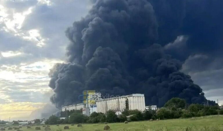 В ночь на 28 июня украинские беспилотники атаковали Краснодарский край. В городе Славянске-на-Кубани загорелся нефтеперерабатывающий завод,