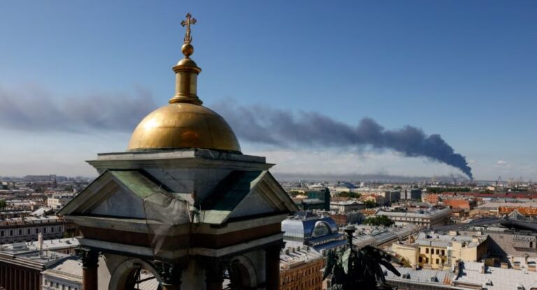 Масштабная атака дронов на Петербург и регионы России: горят нефтебазы, закрыты аэропорты