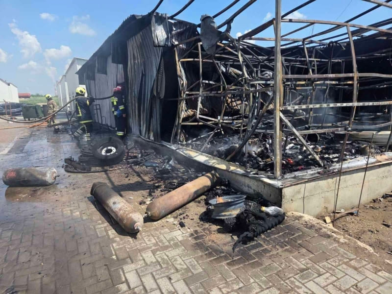 На складе стройматериалов в Кишинёве произошли взрывы и крупный пожар
