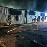 (ФОТО/ВИДЕО) Ночной пожар в Кишинёве: на Чеканах сгорел мебельный склад