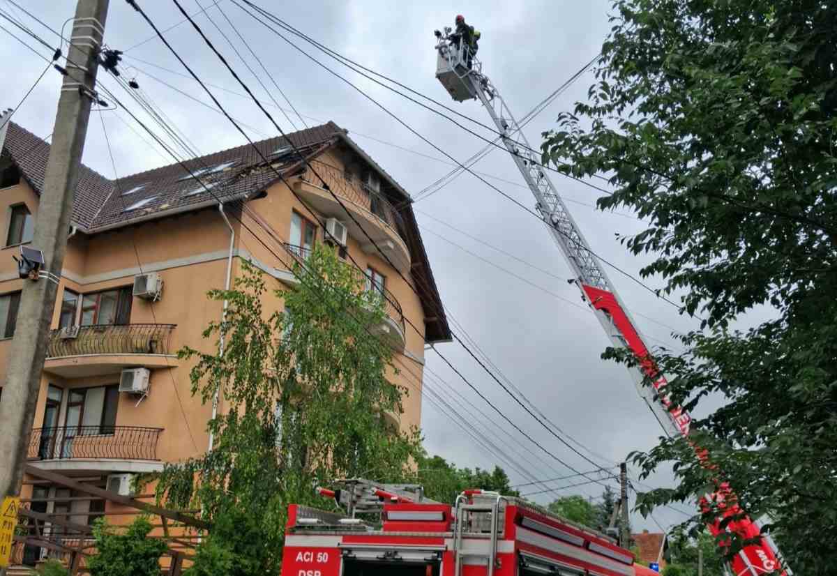 Пожар в жилом доме на Рышкановке: спасатели эвакуировали 10 взрослых и 5 детей