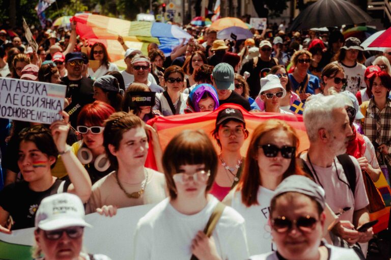 «Мы вышли за тех, кому все еще страшно»: марш равенства Moldova Pride в 40+ фото
