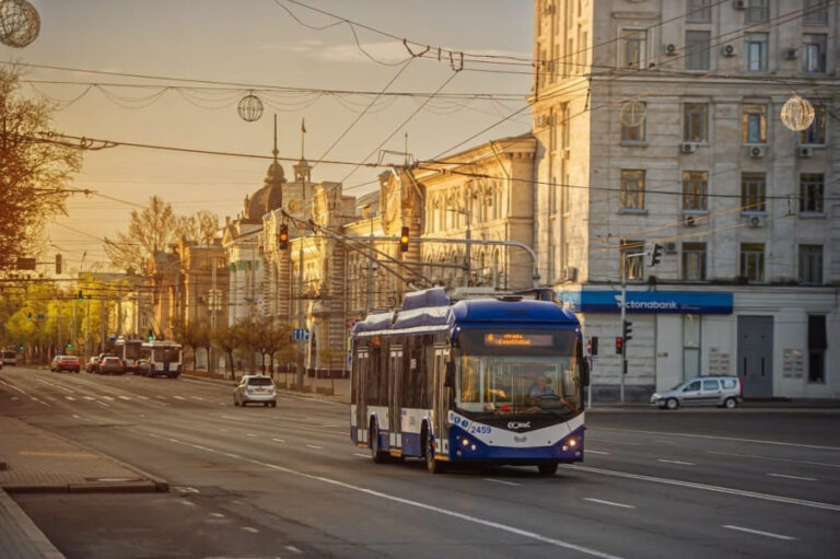 В центре Кишинёва 27 июня перекроют движение из-за ночного забега