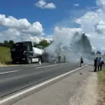 (ФОТО, ВИДЕО) В Сынжерейском районе загорелась цистерна с соляркой — густой дым спровоцировал ДТП