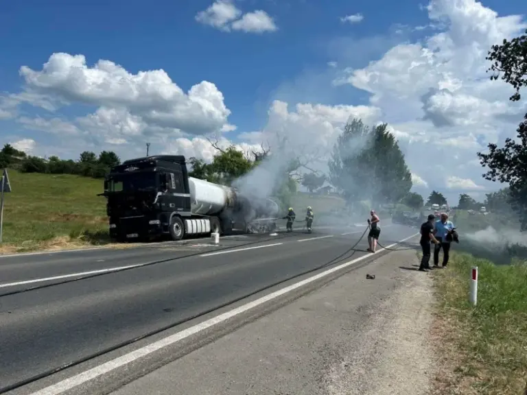 (ФОТО, ВИДЕО) В Сынжерейском районе загорелась цистерна с соляркой — густой дым спровоцировал ДТП