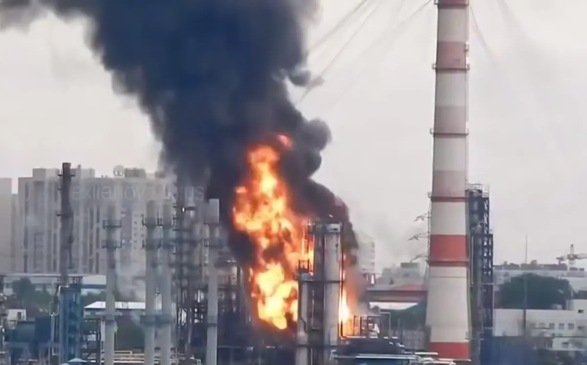 Удар дронов ВСУ вывел из строя до 20% производства топлива в Москве
