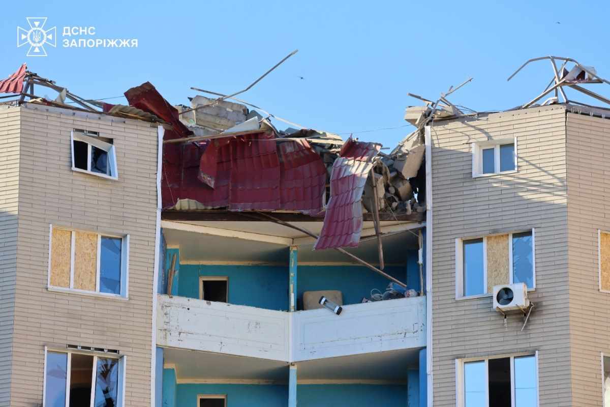 В Запорожье один из российских беспилотников попал в многоквартирный жилой дом.
