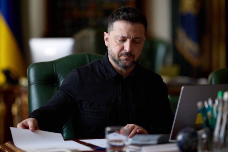 Президент Украины Владимир Зеленский подписал закон, который исключает русский язык из списка языков, защищаемых Европейской хартией