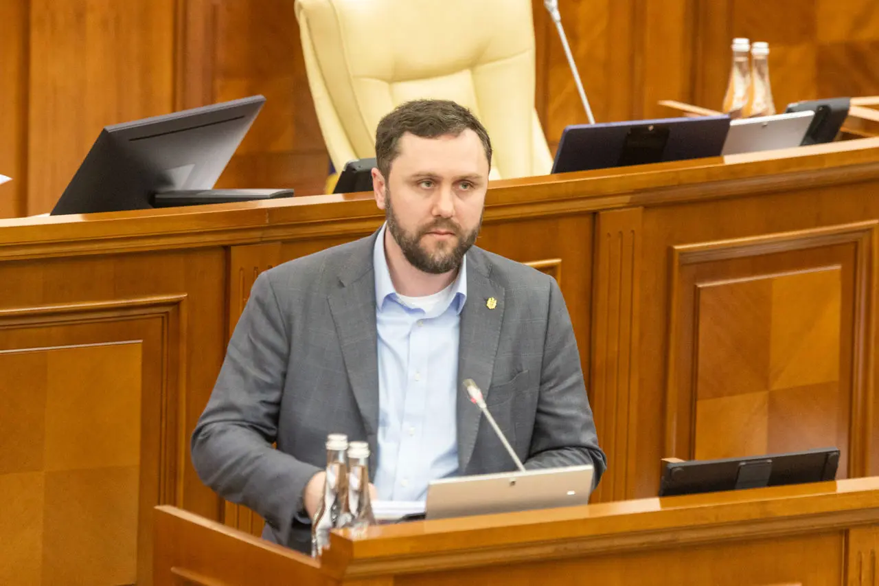 Парламент принял отставку Трубки на фоне скандала с недвижимостью