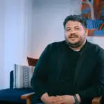 «Российские артисты бьют рекорды, а регионы живут в ютубе»: Андриано Мариан об оркестре, музыкальных чартах, уходе доноров и брате-депутате