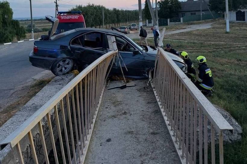 Трагедия в Кагульском районе: BMW врезался в мост, погиб 18-летний парень