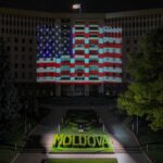 (ВИДЕО) День независимости США в Кишинёве: центр города подсветили в цвета американского флага, вечером будет фейерверк