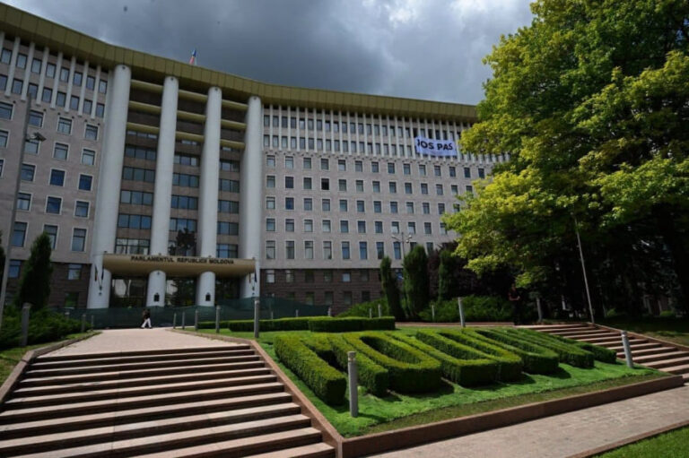 Партия Иона Чебана вывесила на здании парламента баннер «Долой PAS» — реакция правящей партии