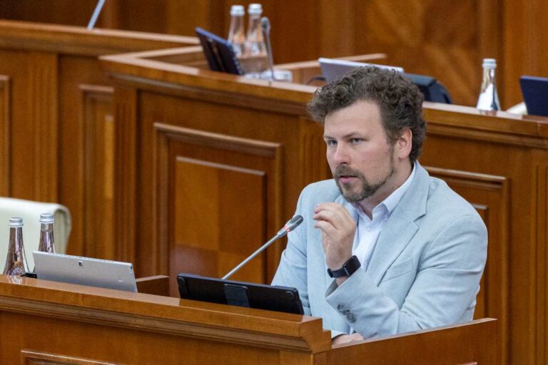 Парламент 23 июля сразу в двух чтениях ратифицировал соглашение между Молдовой и Европейским инвестиционным банком (ЕИБ) о финансировании модернизации 20 учебных заведений