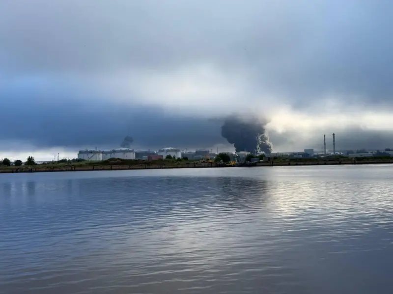 Массированная атака дронов на Россию: в Петербурге пожар у нефтяного терминала, Белгород почти без света
