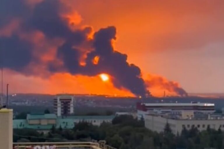 Украинские дроны атаковали нефтебазы в Ставропольском крае РФ и танкеры в Черном море