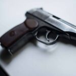 Полицейский из Криулян случайно прострелил себе колено из табельного оружия