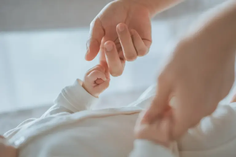 Незамужние матери в Молдове смогут получать пособие по материнству из дохода отца