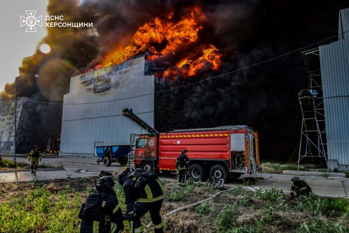 В Херсонской области российские войска сбросили управляемые авиабомбы на птицефабрику «Чернобаевская».