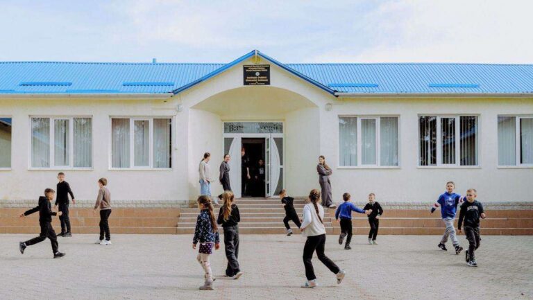 Защита от поборов, безопасность в школах и поддержка родителей: Минобразования утвердило три новые рекомендации