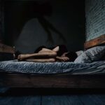 Проснулся, но не можешь пошевелиться: почему возникает сонный паралич и опасен ли он