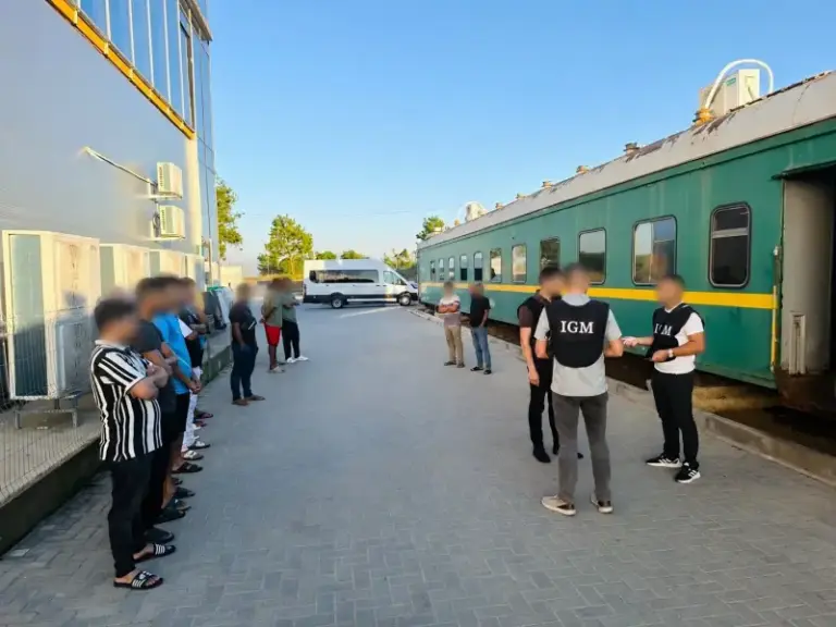 Мигрантов, которых поселили в списанных вагонах под Кишинёвом… оштрафовали