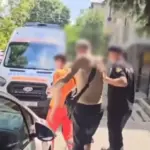 [ВИДЕО] В Кишиневе полиция задержала мужчину после сообщений о неадекватном поведении по отношению к детям