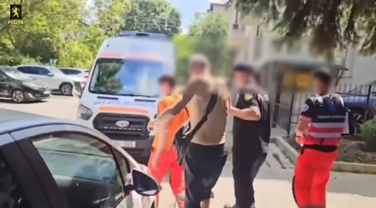 [ВИДЕО] В Кишиневе полиция задержала мужчину после сообщений о неадекватном поведении по отношению к детям