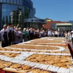 Рекорд на 18 м²: в Молдове приготовили самую большую плацинду с вишней