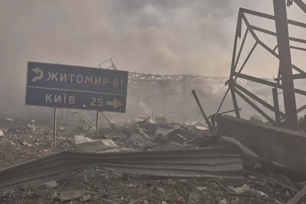 (ФОТО) Пепелище в селе Мила под Киевом после российского удара: десятки погибших, сотни эвакуированных