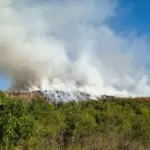 На городской свалке в Оргееве вспыхнул пожар: его до сих пор пытаются потушить