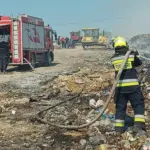 Спасатели уже полтора дня борются с огнём на городской свалке Оргеева
