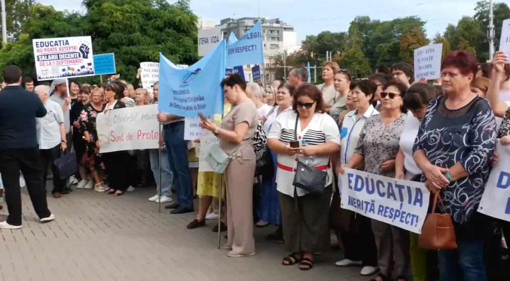 протест учителей в Кишинёве
