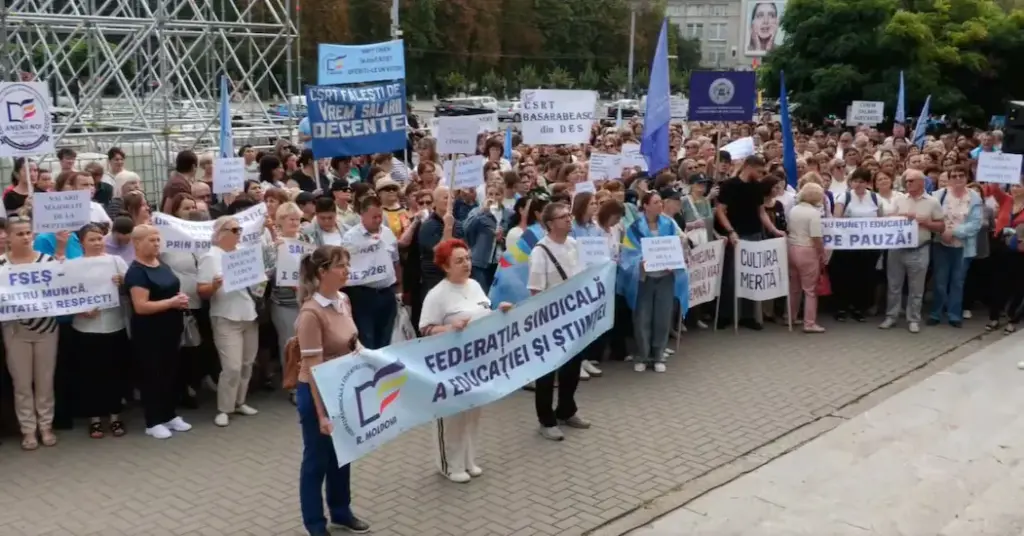 протест учителей в Кишинёве