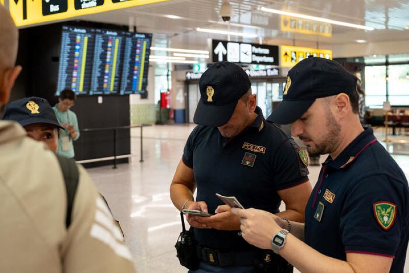 Испания ответила Италии погранконтролем в аэропортах и портах