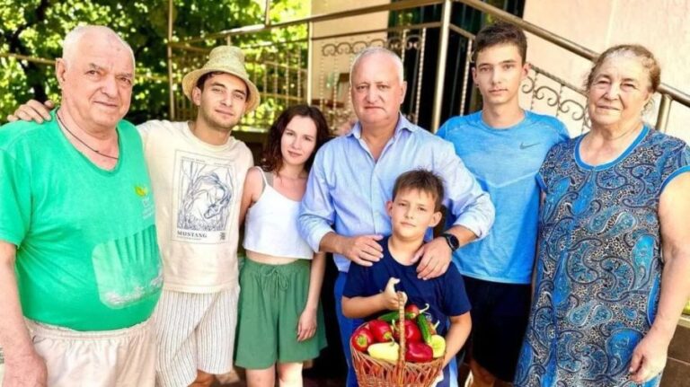 Додон пожаловался, что при въезде в Молдову задержали невесту его сына