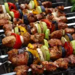 Шашлык с овощами на костре: сочное мясо и ароматный гарнир на одном шампуре 