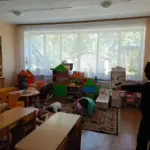 (ФОТО) Лицом в пол и под дулом: в России в детсадах и школах проходят антитеррористические учения