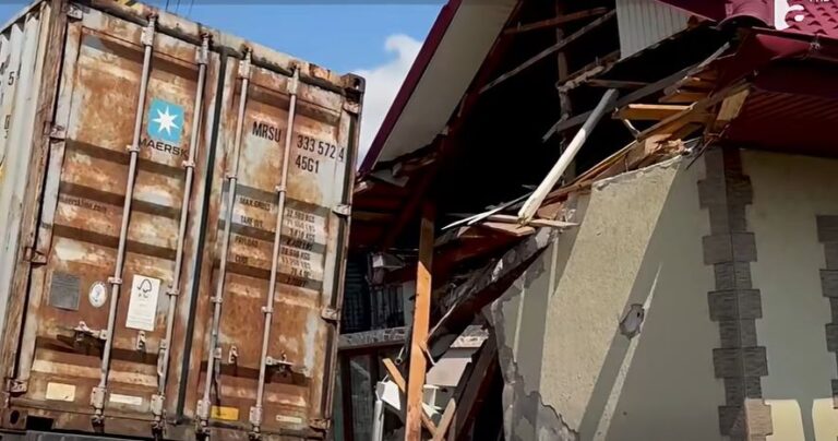 Утром 8 августа в селе Березень румынского жудеца Васлуй фура с молдавскими номерами съехала с дороги и врезалась в два соседних дома.