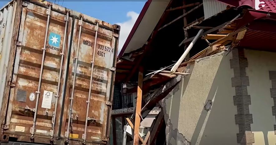 Утром 8 августа в селе Березень румынского жудеца Васлуй фура с молдавскими номерами съехала с дороги и врезалась в два соседних дома.