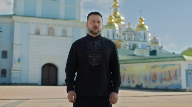 «Украина хочет мира, но не готова сдаться»: Зеленский обратился к украинцам в 35-ю годовщину независимости