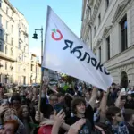 В России окончательно не пустили на выборы партию «Яблоко» — на акции у суда задержали 70 человек
