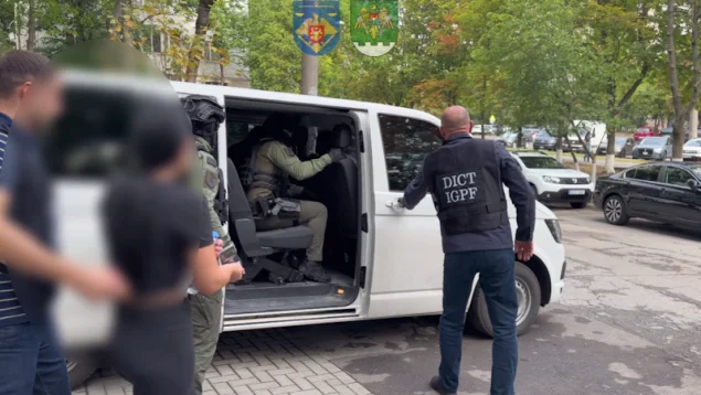 Пару из Кишинёва задержали за принуждение уязвимых женщин к проституции