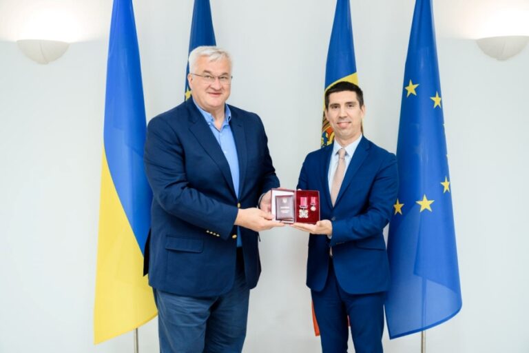 Глава МИД Украины Сибига приехал в Кишинёв и передал Попшою орден от Зеленского