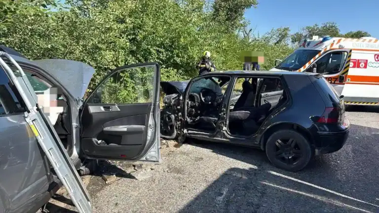 Лобовое столкновение Subaru и Volkswagen в Новоаненском районе: среди пострадавших двое полицейских