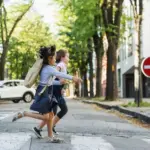 Дети снова на дорогах: что важно помнить водителям, родителям и школьникам 