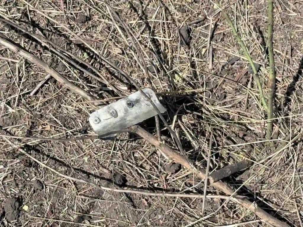 В поле недалеко от села Колоница полиция обнаружила обломки беспилотника.