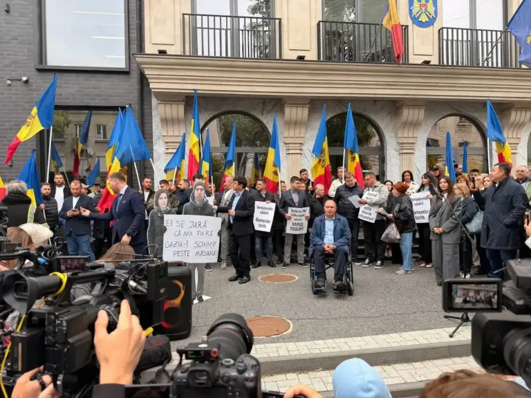 оппозиция вышла к НАРЭ на протест против подорожания газа и отопления